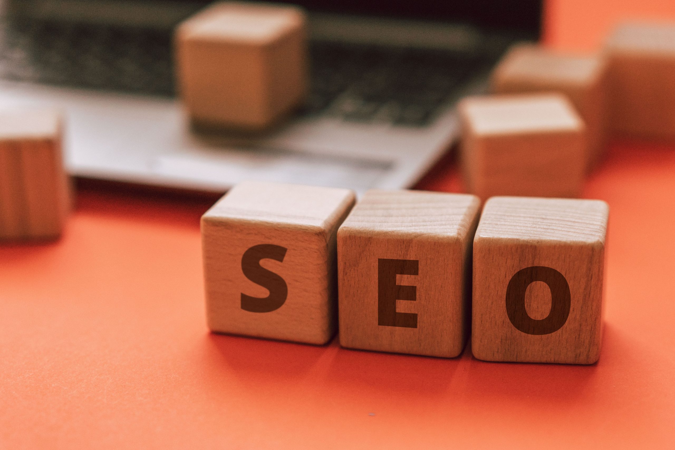 trois blocs en bois qui écrivent le mot "SEO"