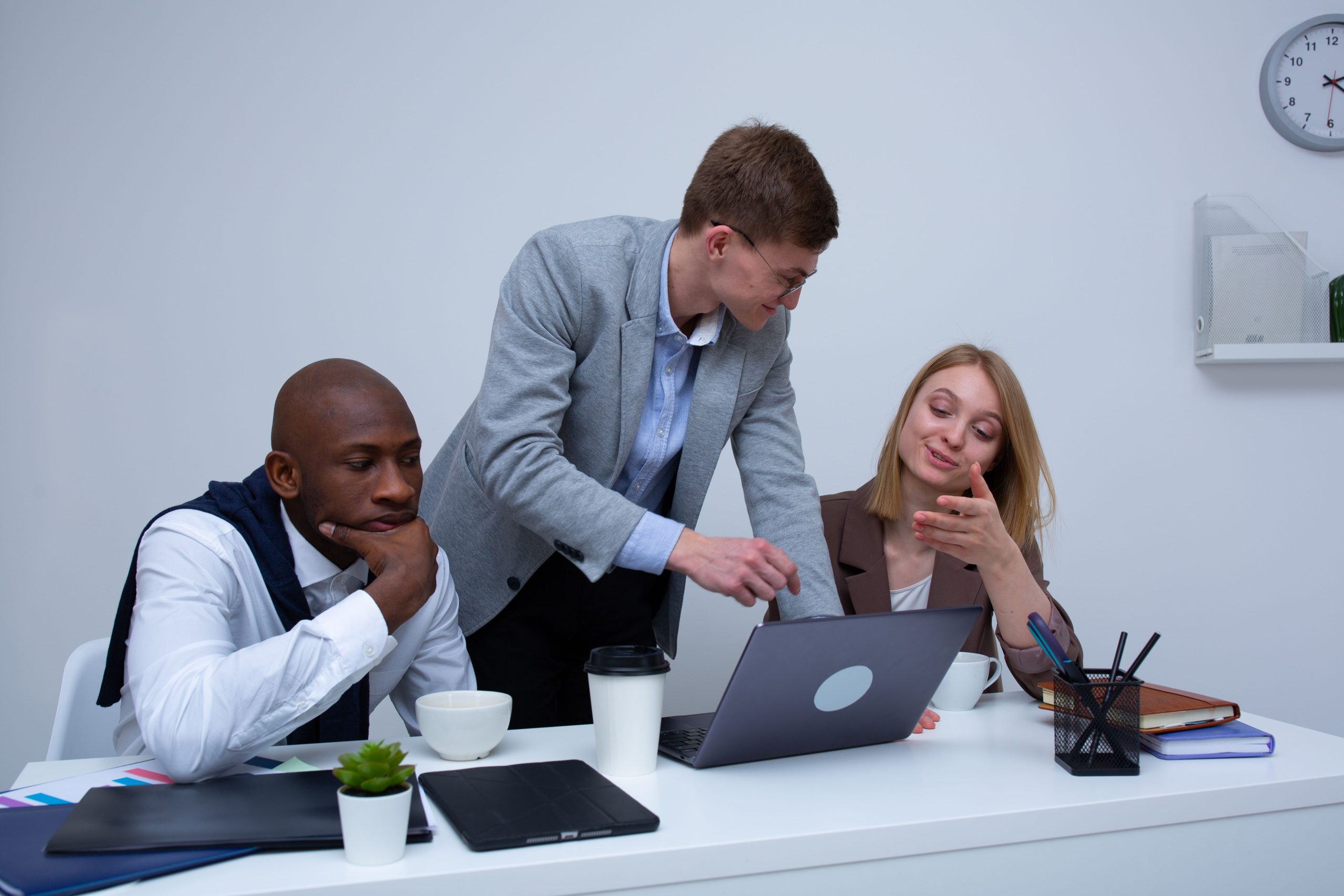 3 personnes en réunion marketing digital devant un ordinateur