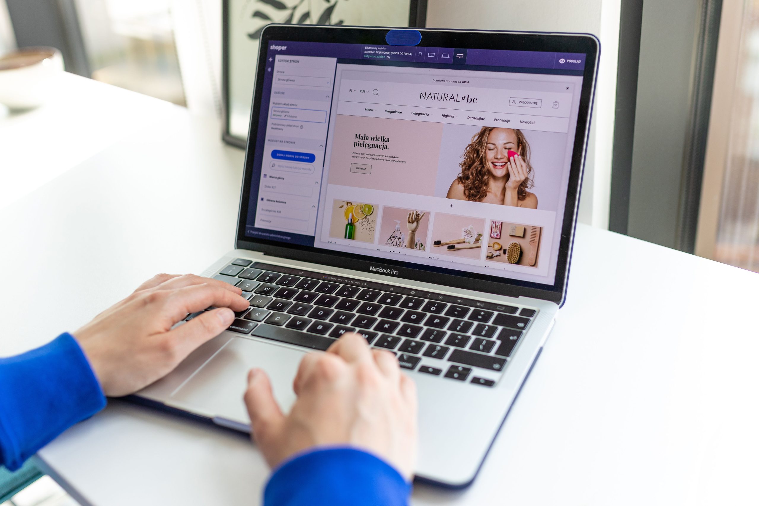 personne qui construit un site no code sur son ordinateur